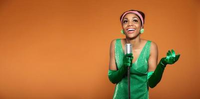 vintage soul jazz kvinna sjunger. svart afrikansk amerikan. kopiera utrymme. foto