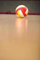 volleyboll i ett tomt gym foto