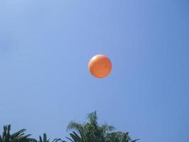orange boll som flyger genom luften foto
