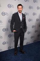 los angeles, 24 juli - noah wyle anländer till tnts 25-årsfest på beverly hilton hotel den 24 juli 2013 i beverly hills, ca. foto