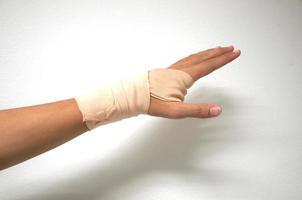 vit medicin bandage på skada hand foto