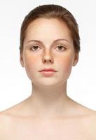 vacker kvinna ansikte porträtt ung isolerad på vitt foto