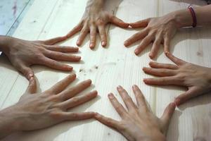 händerna på bordet gör en cirkel genom att röra fingertopparna