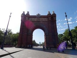 bakgrundsbelyst triumfbåge av staden barcelona foto