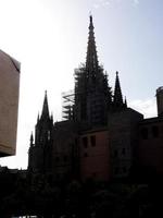 siluett av katedralen i staden barcelona foto