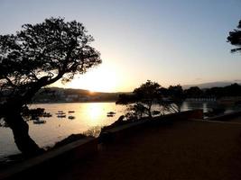 blått hav och blå himmel i den katalanska costa brava, Spanien foto