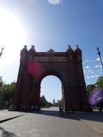 bakgrundsbelyst triumfbåge av staden barcelona foto