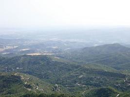 utsikt från bergen i montserrat norr om staden barcelona. foto