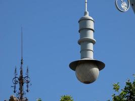 klot av en modernistisk lampa i staden Barcelona foto