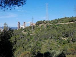 cementfabrik utan verksamhet i närheten av staden Barcelona foto