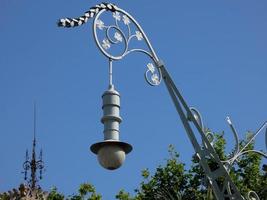 klot av en modernistisk lampa i staden Barcelona foto