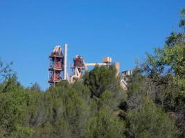 cementfabrik, cementfabrik för närvarande utan aktivitet mycket nära staden barcelona, spanien. foto