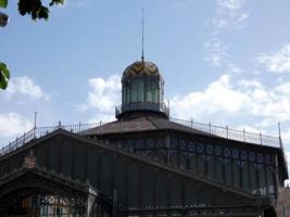 modernistisk byggnad i den födda stadsdelen Barcelona. foto