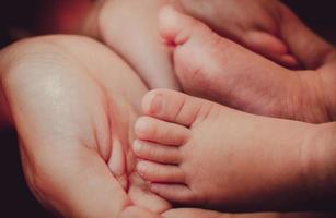 kärlek, barnets fot i mammahänder
