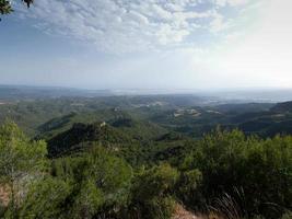 utsikt från berget montserrat norr om staden barcelona foto