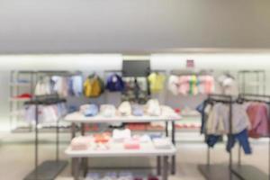 kid fashionabla boutique klädaffär fönsterdisplay i köpcentrum oskärpa bakgrund foto