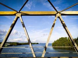 stål truss bridge bildar geometrisk marinmålning bakgrund foto