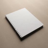 vit anteckningsbok med tomt omslag foto