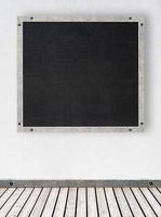vit stuckaturvägg med svarta tavlan foto