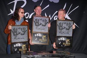 los angeles, 20 nov - rush, geddy lee, neil peart, alex lifeson vid ceremonin där rush blir invald i guitar centers rockwalk på guitar center den 20 november 2012 i los angeles, ca. foto