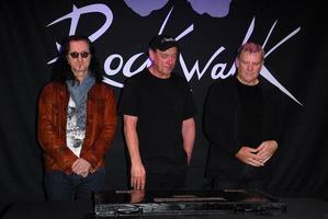 los angeles, 20 nov - rush, geddy lee, neil peart, alex lifeson vid ceremonin där rush blir invald i guitar centers rockwalk på guitar center den 20 november 2012 i los angeles, ca. foto