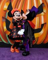 los angeles, 1 okt - minnie mouse, mickey mouse på vip disney halloween event på disney konsumentprodukt pop up store den 1 oktober 2014 i glendale, ca foto