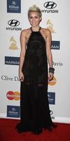 los angeles, 9 feb - miley cyrus anländer till clive davis 2013 pre-grammy gala på beverly hilton hotel den 9 februari 2013 i beverly hills, ca. foto