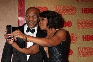 vlos angeles, 12 januari - mike tyson, angela bassett på hbo 2014 golden globe-fest på beverly hilton hotel den 12 januari 2014 i beverly hills, ca. foto