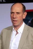 los angeles, 24 april - miguel ferrer anländer till iron man 3 la premiär på el capitan teater den 24 april 2013 i los angeles, ca. foto