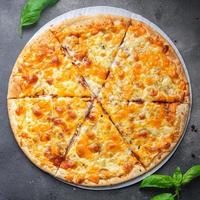 ostliknande pizza 4 typer av ost färsk maträtt hälsosam måltid mat mellanmål kost på bordet kopia utrymme mat bakgrund rustik ovanifrån foto