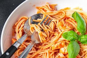 pasta spaghettitomatsås kycklingkött färsk hälsosam måltid mat mellanmål kost på bordet kopia utrymme mat bakgrund foto