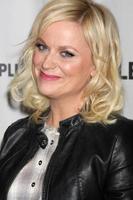 los angeles, 6 mars - amy poehler anländer till park- och rekreationspanelen vid paleyfest 2012 på saban-teatern den 6 mars 2012 i los angeles, ca. foto