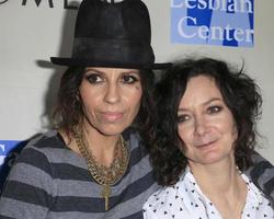 los angeles, 3 mars - linda perry, sara gilbert på en kväll med kvinnor-konsert som presenterades av la gay and lesbian center på roxy theatren den 3 mars 2014 i West Hollywood, ca. foto