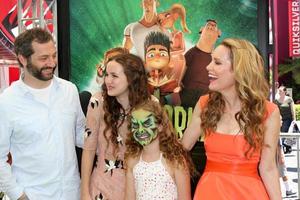 los angeles, 5 aug - judd apatow, maude apatow, iris apatow, leslie mann anländer till paranorman-premiären på universal citywalk den 5 augusti 2012 i universal city, ca. foto