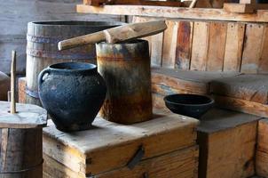 forntida inhemsk scen med vintage keramik