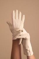 kvinna modellera vintage formella vita stickade handskar