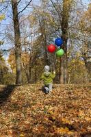 ett barn med ballonger foto