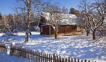 trähuset - det gamla trähuset täckt med snö under en vintersäsong foto