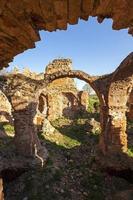 fästningsruiner - ruinerna av den gamla fästningen som ligger i byn golshany, Vitryssland foto