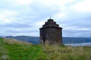 fantastisk stenbyggnad med utsikt över det fantastiska skotska höglandet foto
