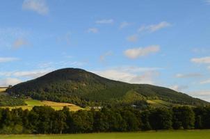 grönt cairngormberg i det skotska höglandet foto