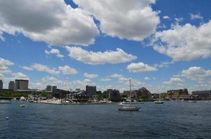 moln över staden Boston sett från hamnen foto