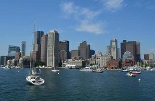 underbar utsikt över hamnen i Boston en sommardag foto