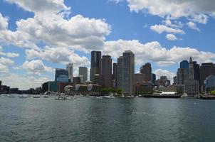 boston massachusetts skyline från hamnen foto