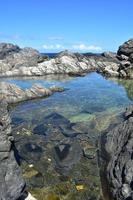 fridfull naturlig pool bland klipporna på aruba foto
