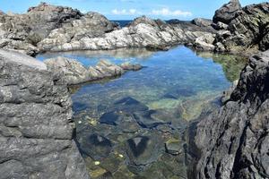 naturskön hemlig gömd naturlig pool bland stenar foto