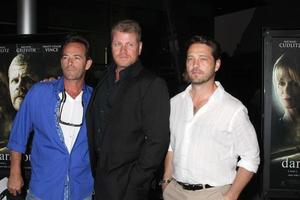 los angeles, 14 aug - luke perry, michael cudlitz, jason priestley på the dark tourist la premiär på arclight hollywood teatrarna den 14 augusti 2013 i los angeles, ca. foto