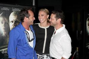 los angeles, 14 aug - luke perry, naomi lowde-priestley, jason priestley på the dark tourist la premiär på arclight hollywood teatrarna den 14 augusti 2013 i los angeles, ca. foto