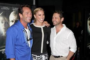 los angeles, 14 aug - luke perry, naomi lowde-priestley, jason priestley på the dark tourist la premiär på arclight hollywood teatrarna den 14 augusti 2013 i los angeles, ca. foto