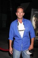 los angeles, 14 augusti - luke perry på the dark tourist la premiär på arclight hollywood teatrarna den 14 augusti 2013 i los angeles, ca. foto